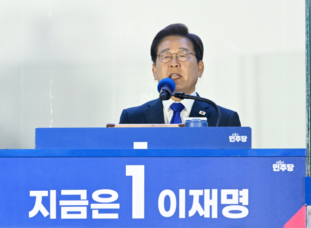 제21대 대통령 당선이 확실시되는 더불어민주당 이재명 대선 후보가 4일 서울 여의도 국회 인근에서 당 주최로 열린 국민개표방송 행사에 참석해 연설하고 있다. 연합뉴스