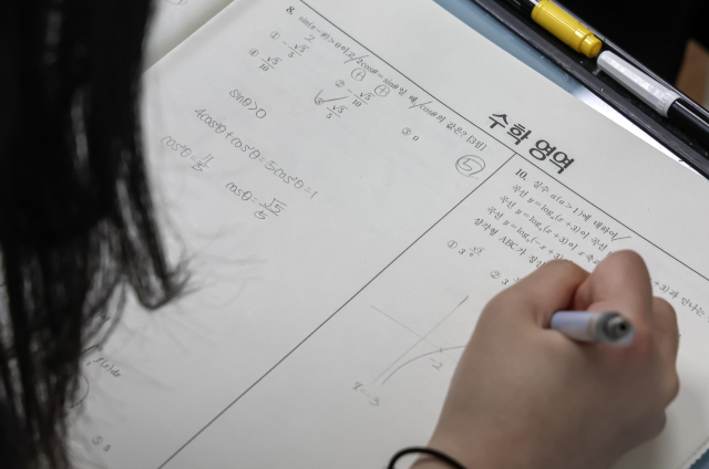 2026학년도 대학수학능력시험 6월 모의평가 시행일인 지난 4일 오전 부산의 한 학교에서 학생이 문제를 풀고 있다. 사진은 기사 내용과 무관함. 김종진 기자 kjj1761@