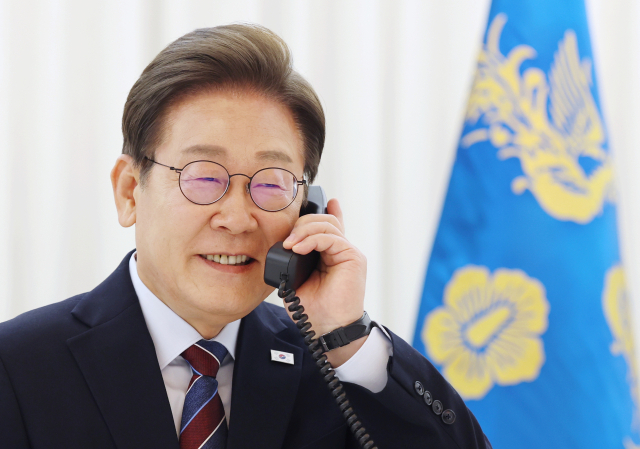 이재명 대통령이 6일 서울 한남동 관저에서 도널드 트럼프 미국 대통령과 전화 통화를 하기 위해 수화기를 들고 있다. 연합뉴스