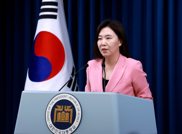 강유정 대통령실 대변인이 7일 서울 용산 대통령실 청사에서 전날 이재명 대통령과 도널드 트럼프 미국 대통령의 전화 통화와 이재명 대통령의 주요 7개국(G7) 정상회의 참석과 관련해 현안 브리핑을 하고 있다. 연합뉴스
