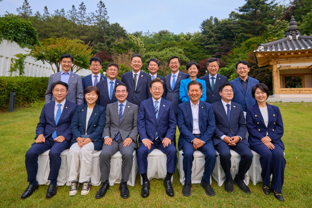 이재명 대통령이 7일 서울 한남동 관저에서 만찬에 참석한 더불어민주당 지도부 의원들과 기념촬영을 하고 있다. 연합뉴스