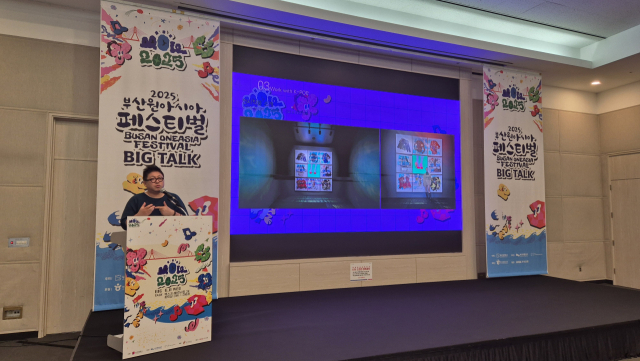 부산원아시아페스티벌의 부대행사로 열린 ‘부산형 K콘텐츠, K에 무엇을 담을 것인가’ 전문가 토크쇼에서 김기라 작가가 자신의 전시작품에 대해 설명하고 있다. 박석호 기자.
