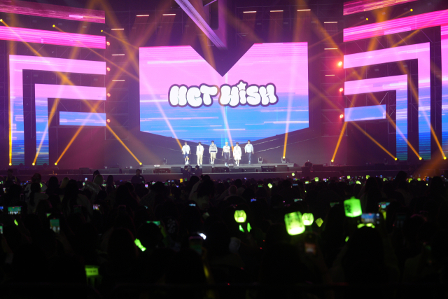그룹 ‘Nct wish’가 11일 부산 벡스코에서 열린 ‘2025 부산원아시아페스티벌’(BOF)에서 공연하고 있다. 부산관광공사 제공.