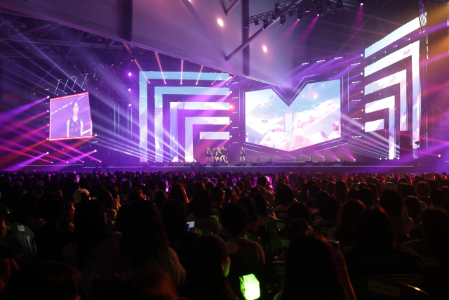 그룹 ‘하츠투하츠’가 11일 부산 벡스코에서 열린 ‘2025 부산원아시아페스티벌’(BOF)에서 공연하고 있다. 부산관광공사 제공.