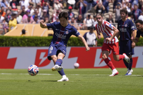 ‘이강인 PK 쐐기골’ PSG, AT 마드리드에 4-0 승