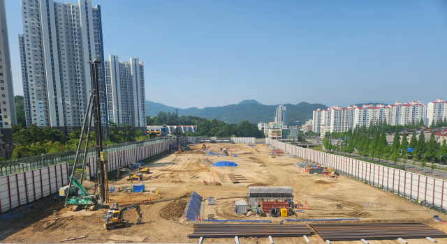 경남 창원시 의창구에 들어설 스타필드 창원 시공을 맡은 신세계 건설 관계자들이 18일 오전 중장비를 동원해 흙막이 작업을 진행하고 있다.