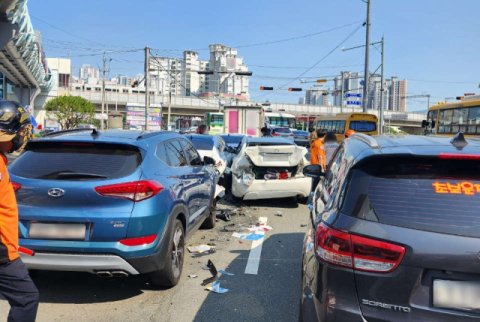 부산 동래구 도로서 6중 충돌 사고… 40대 운전자 1명 다쳐