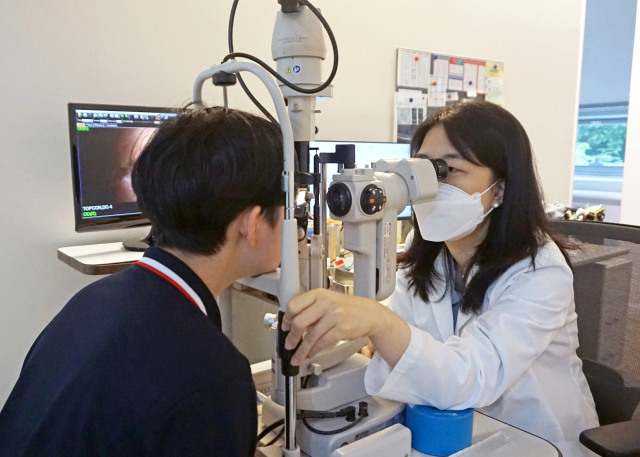 부산성모안과병원 이새미 진료과장은 “눈 성장이 아직 멈추지 않은 어린이들은 근시에 더욱 취약한 만큼 조기에 근시를 발견해 진행을 억제하는 치료를 받는 것이 중요하다”고 밝혔다. 부산성모안과병원 제공