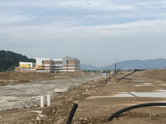 지난해 9월 경남 김해시 장유신문지구 도시개발사업지에 문을 연 신문초등학교. 이경민 기자