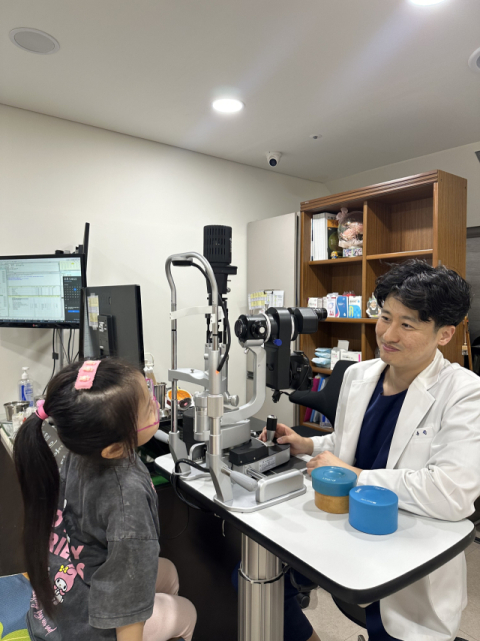 어린이 근시 ‘한 방울’로 늦출 수 있어요