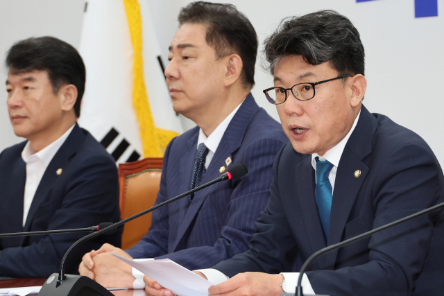 더불어민주당 진성준 정책위의장이 1일 서울 여의도 국회에서 열린 원내대책회의에서 발언하고 있다. 연합뉴스