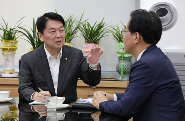 국민의힘 송언석 비상대책위원장 겸 원내대표(오른쪽)와 국민의힘 혁신위원장으로 내정된 안철수 의원이 2일 오후 국회 본청 원내 대표실에서 만나 대화하고 있다. 연합뉴스