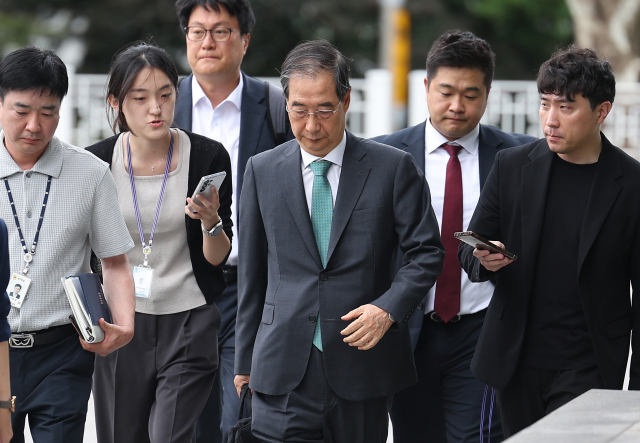 한덕수 전 국무총리가 2일 내란특검 조사를 받기 위해 서울 서초구 서울고검 청사로 향하고 있다. 연합뉴스