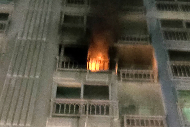 지난 2일 화재로 어린 자매가 숨진 부산 기장군 한 아파트 화재 당시 모습. 부산소방본부 제공