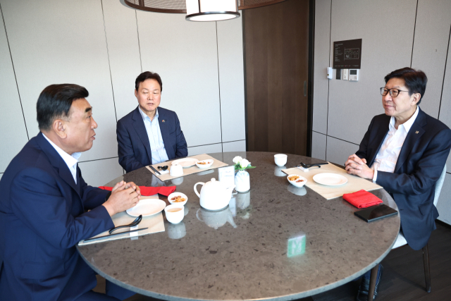 김두겸(왼쪽부터) 울산시장, 박완수 경남도지사, 박형준 부산시장이 지난 2일 경남 김해에서 ‘부울경 시도지사 지역 현안 간담회’를 가졌다. 부산시 제공