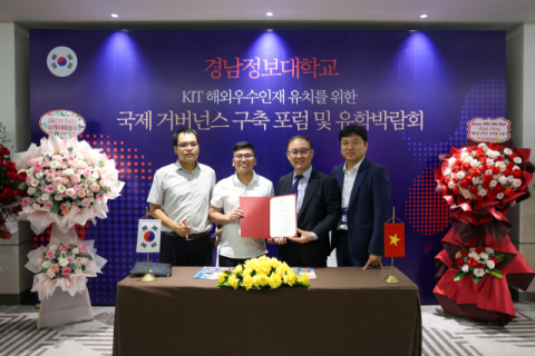 경남정보대 김홍길 국제교류처장(왼쪽에서 세 번째)이 현지 우수 협력기관에 대한 인증서를 수여하고 있다.