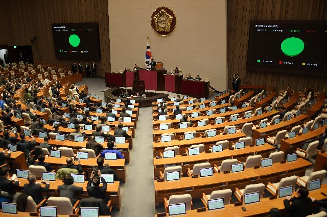2024년 12월 3일 윤석열 대통령이 긴급성명을 통해 비상계엄을 선포한 뒷날인 4일 새벽 서울 여의도 국회 본회의에서 여야 의원들이 비상계엄 해제 요구 결의안을 재석 190인, 찬성 190인으로 가결하고 있다.연합뉴스