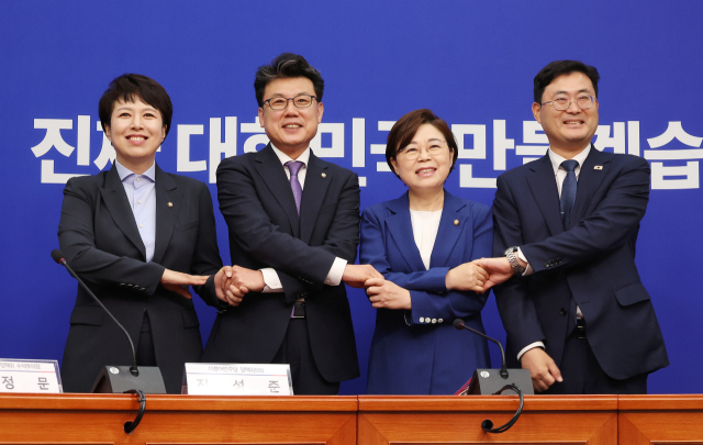 더불어민주당 진성준, 국민의힘 김정재 정책위의장이 7일 국회에서 회동하고 있다. 왼쪽부터 국민의힘 김은혜 정책수석부대표, 더불어민주당 진성준 정책위의장, 국민의힘 김정재 정책위의장, 더불어민주당 이정문 정책위 수석부의장. 연합뉴스