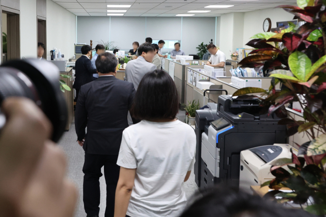 윤석열 전 대통령 배우자 김건희 여사와 관련한 의혹들을 수사하는 민중기 특별검사팀이 8일 서울 여의도 국회 의원회관 내 국민의힘 윤상현 의원실을 압수수색하고 있다. 연합뉴스
