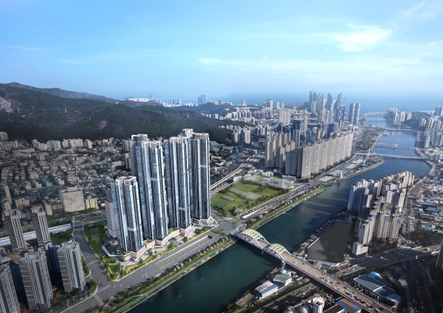 롯데건설이 부산 해운대구 재송동에 전용면적 84~244㎡, 최고 67층, 2070세대 규모의 하이엔드 아파트 ‘르엘 리버파크 센텀’을 공급한다. 서울 청담, 대치, 반포에 이은 지방 첫 르엘 브랜드로 3300평의 커뮤니티 시설, 미디어 파사드 등 고급 설계를 적용했다. 사진은 단지 조감도. 롯데건설 제공
