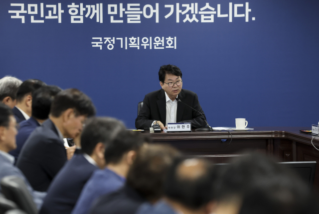 이한주 국정기획위원회 위원장이 지난달 30일 서울 종로구 국정기획위원회에서 열린 제3차 전체회의에서 발언하고 있다. 공동취재단 제공