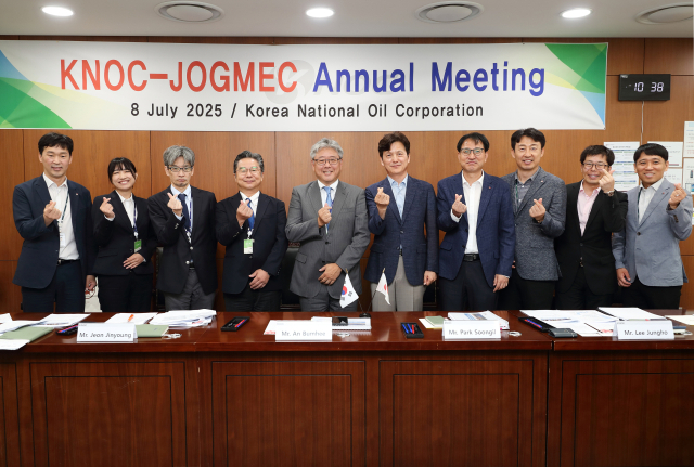 한국석유공사 안범희 비축본부장(오른쪽 다섯 번째)과 JOGMEC 후루하타 테츠야 비축부본부장(왼쪽 다섯 번째) 등이 8일 울산 본사에서 열린 정례회의에서 기념 촬영을 하고 있다. 석유공사 제공