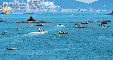 사천 앞바다 빼곡히 채운 배들의 정체는?