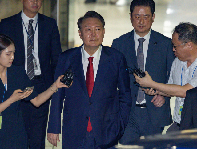 지난 9일 구속 전 피의자 심문이 끝난 뒤 서울 서초구 서울중앙지법을 떠나는 윤석열 전 대통령(왼쪽). 이명현 순직해병특검팀이 채 상병 사건 수사 외압 의혹의 단초가 된 ‘VIP 격노설’ 수사를 위해 10일 서울 용산구 국방부 청사에서 압수수색에 나서고 있다. 연합뉴스