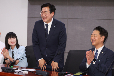 민주당 당대표 주자 박찬대·정청래, 천안서 표심 경쟁