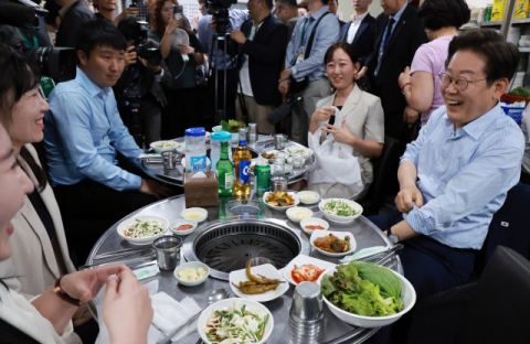 시민과 '소맥' 마시고, 원로 언론인 접촉… 소통 늘리는 이 대통령