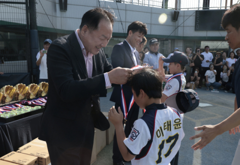 박병대 송월타올 회장 “정직 추구해온 기업, 어린이 선수 닮아” [제1회 송월타올배 최동원리틀야구대회]