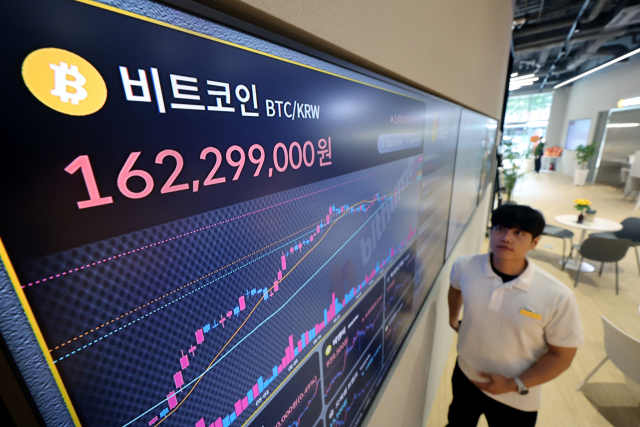 비트코인이 신고가를 경신한 14일 서울 빗썸라운지 강남 본점 현황판에 비트코인 시세가 표시되고 있다. 연합뉴스