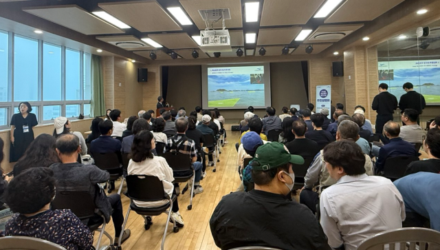 부산해상풍력발전(주) 이동진 대표가 지난달 20일 부산시 사하구 다대1동 행정복지센터에서 진행된 ‘다대포 해상풍력발전사업 주민설명회’에서 공공주도형 해상풍력 사업 추진 계획을 공유하고 있다.