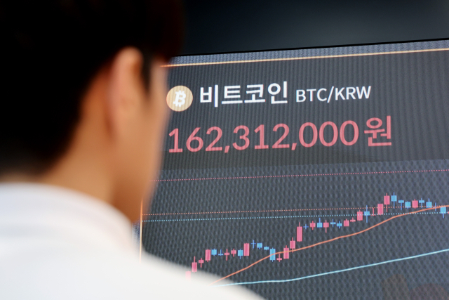 서울 서초구 빗썸라운지 강남 본점 현황판에 비트코인 시세가 표시된 모습. 연합뉴스
