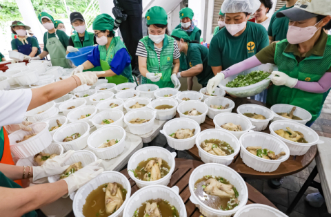 [포토뉴스] 마음도 따뜻해지는 삼계탕 한 그릇
