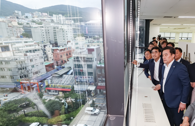 16일 국민의힘 부산시당은 해양수산부 임시청사로 확정된 부산 동구 IM빌딩을 방문해 현장을 점검하고 향후 대응 전략을 논의했다. 이번 방문에는 정동만 부산시당위원장을 비롯해 이성권 국회의원, 부산시의회 안성민 의장, 이복조 원내대표 등이 참석했다. 김종진 기자 kjj1761@