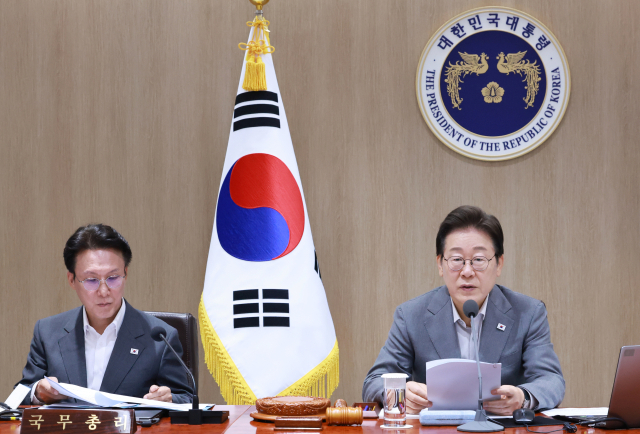 이재명 대통령이 15일 서울 용산 대통령실 청사에서 열린 국무회의에서 발언하고 있다. 이 대통령 왼쪽은 김민석 국무총리. 연합뉴스