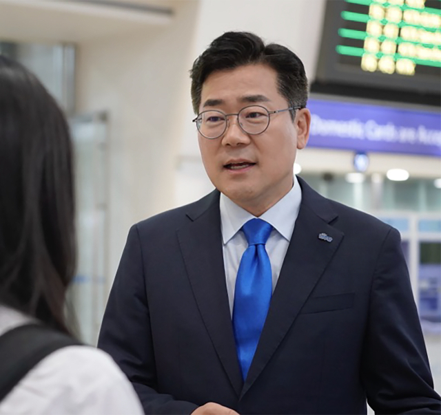 더불어민주당 박찬대 당대표 후보가 16일 서울역에서 <부산일보>와 인터뷰를 진행하고 있다. 박 후보 제공