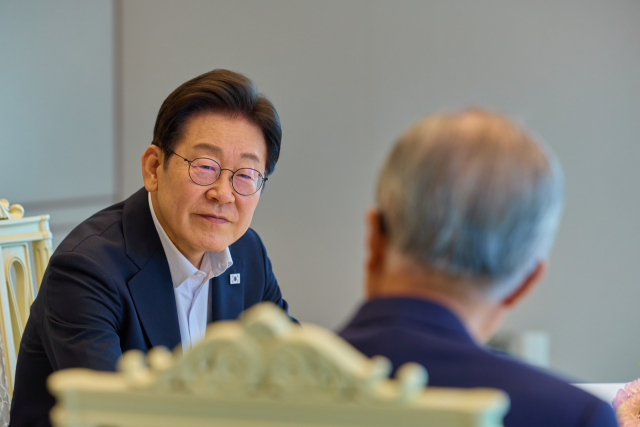 이재명 대통령이 17일 서울 용산 대통령실 청사에서 김종인 전 국민의힘 비상대책위원장과 오찬 회동을 하고 있다. 연합뉴스