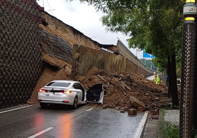 16일 집중 호우로 경기도 오산시 가장교차로 고가도록 옹벽이 붕괴돼 차량 2대가 깔리는 사고가 발생했으며 운전자 1명이 사망했다. 연합뉴스