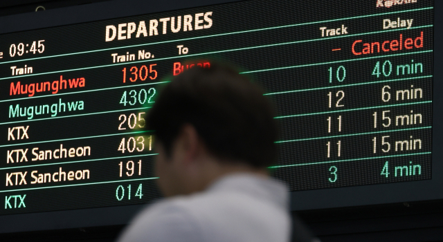 중부지방을 중심으로 폭우가 쏟아진 17일 오전 대전시 동구 정동 대전역 전광판에 열차 운행 중지와 지연 안내문이 나오고 있다. 한국철도공사(코레일)는 이날 오전 4시 30분부터 경부선 서울역에서 대전역 간 일반 열차의 운행이 일시 중지됐다고 밝혔다. KTX는 전 구간 운행 중이다. 연합뉴스