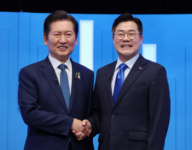 더불어민주당 정청래(왼쪽)·박찬대 당대표 후보가 16일 서울 양천구 목동 SBS에서 TV토론회에 앞서 기념촬영을 하고 있다. 연합뉴스