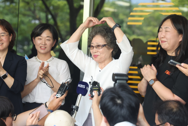 61년 전 자신을 성폭행하려던 남성의 혀를 깨물어 중상해 혐의 유죄 판결을 받았던 최말자 씨가 23일 오전 부산지방법원에서 열린 재심 첫 공판을 마치고 법정을 나서며 팔을 들어 하트를 하며 인사하고 있다. 이재찬 기자 chan@