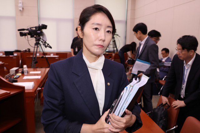 지난 14일 당시 강선우 여성가족부 장관 후보자가 국회 여성가족위원회에서 열린 인사청문회가 오전 질의를 마치고 정회되자 청문회장을 나가고 있다. 연합뉴스