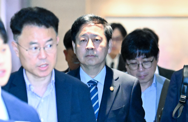 한미 간 '2+2 통상협상'을 위해 미국으로 출국하려던 구윤철 부총리 겸 기획재정부 장관이 24일 오전 인천국제공항에서 미국 측의 갑작스런 연기 통보를 받고 공항 제2터미널을 굳은 표정으로 나서고 있다. 공동취재단 제공