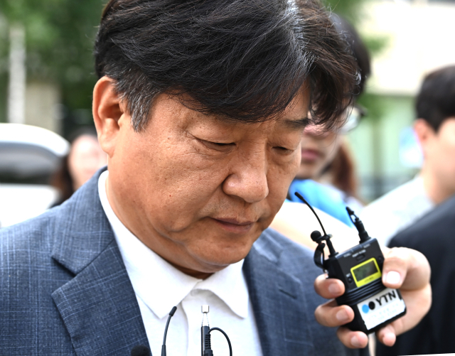 딸 명의 편법대출 및 재산축소·페이스북 허위사실 글 게시 등 혐의로 기소된 더불어민주당 양문석 의원이 지난해 7월 24일 경기도 수원시 영통구 수원고등법원에서 열린 항소심 선고공판을 마치고 나오고 있다. 연합뉴스