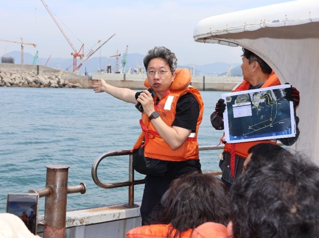 부산해상풍력(주) 이동진 대표가 지역협의회 위원들과 다대포 해상풍력 예상 부지 인근을 방문해 사업 설명을 하고 있다. 코리오 제너레이션 제공