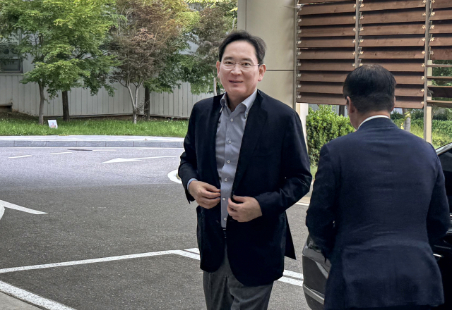 이재용 삼성전자 회장이 지난달 29일 서울김포비즈니스항공센터를 통해 워싱턴으로 출국하고 있다. 연합뉴스