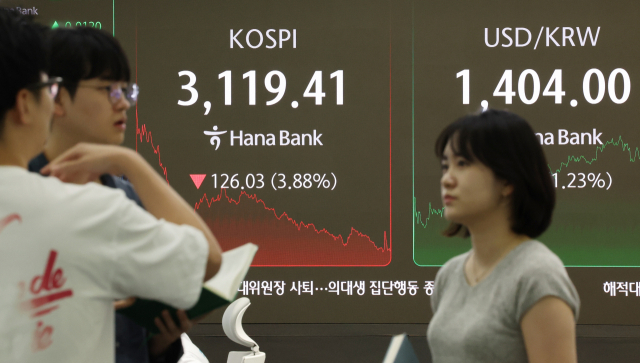 지난 1일 서울 중구 하나은행 본점 딜링룸에서 직원들이 업무를 보고 있다. 이날 코스피는 전장보다 126.03포인트(3.88%) 내린 3119.41에 장을 마쳤다. 연합뉴스