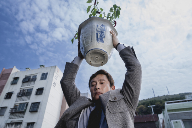 제30회 부산국제영화제 개막작으로 선정된 박찬욱 감독의 '어쩔수가없다' 스틸컷. CJ ENM 제공